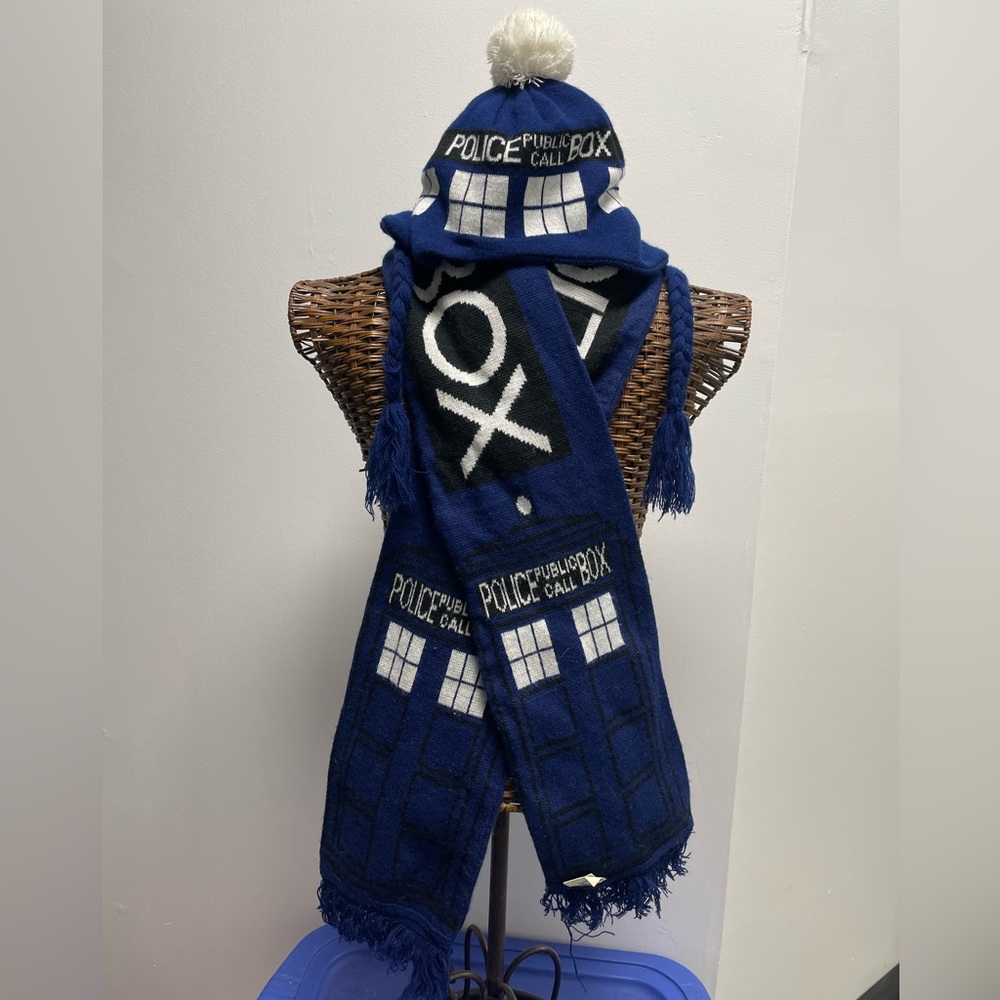 DOCTOR WHO Police Public Call Box Scarf & Beanie Limited Edition Set from 2009